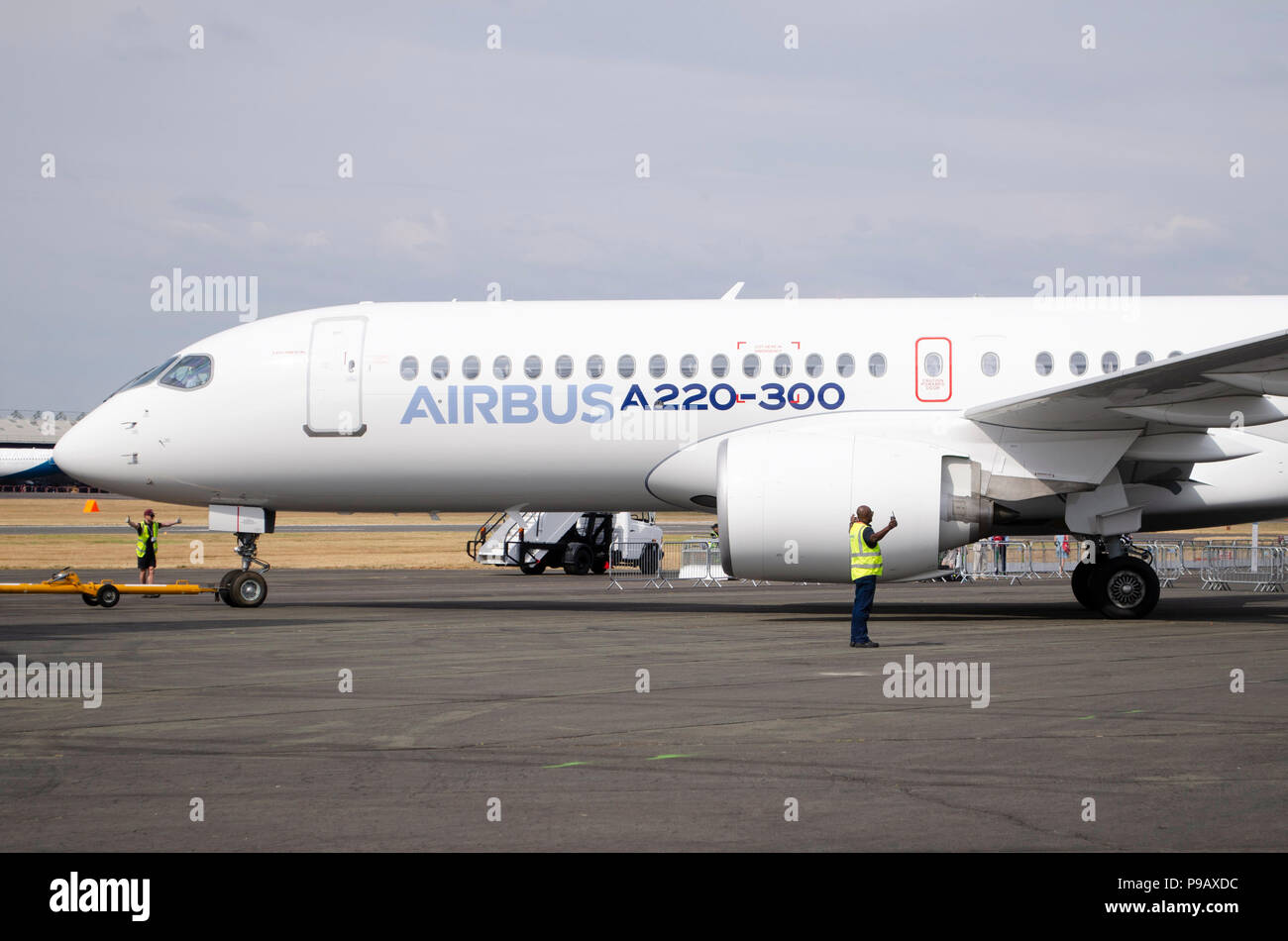 Airbus A 220-300. Farnborough Airshow, die alle zwei Jahre stattfindende Handel Luftfahrt Show, 16.-22. Juli, eröffnete heute vor der Presse. Die neueste von zivilen und militärischen Flugzeugen Designs wurden sowohl in der statischen und Flugvorführungen gesehen, mit einer starken Präsenz von Airbus und Boeing, sowie Embraer, Lockheed, und Mitsubishi unter vielen anderen. Handel steht, das die neuesten Entwicklungen für Luft- und Raumfahrt und Produktlinien aus einer Vielzahl von Unternehmen der Luft- und Raumfahrt die Flugzeuge ergänzt. Credit: Antony Nessel/Alamy leben Nachrichten Stockfoto