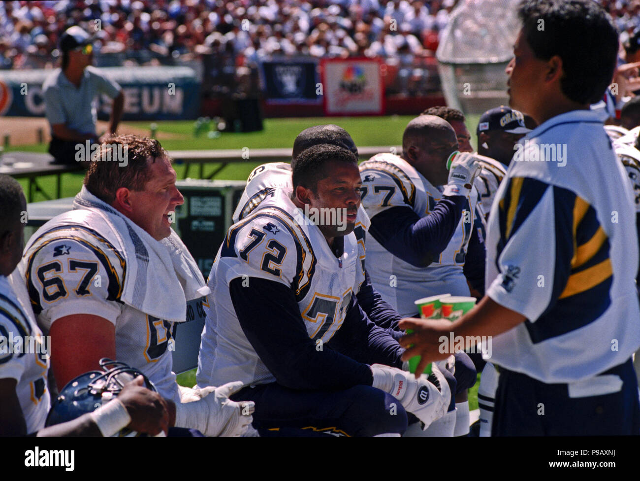 Oakland, Kalifornien, USA. 3. Sep 1995. Oakland Raiders gegen San Diego Chargers am Oakland Alameda County Coliseum Sonntag, 3. September 1995. Räuber schlagen Ladegeräte 17-7. San Diego Chargers Angriff Stan Brock (67) und Griff Harry Swayne (72) sprechen auf der Bank. Credit: Al Golub/ZUMA Draht/Alamy leben Nachrichten Stockfoto