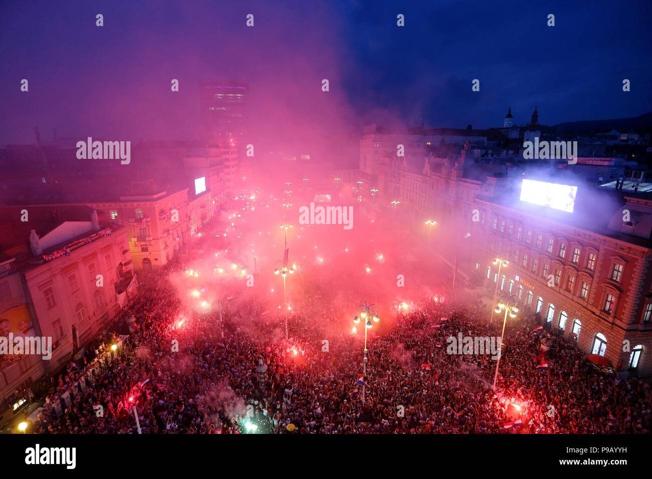 Zagreb, Kroatien. 16. Juli 2018. Fans versammeln sich im Zentrum der kroatischen Fußball-Nationalmannschaft in Zagreb, Hauptstadt Kroatiens, am 16. Juli 2018. Kroatien gewann den zweiten Platz in der FIFA Fußball-Weltmeisterschaft 2018 in Russland am Sonntag. Credit: Dalibor Urukalovic/Xinhua/Alamy leben Nachrichten Stockfoto