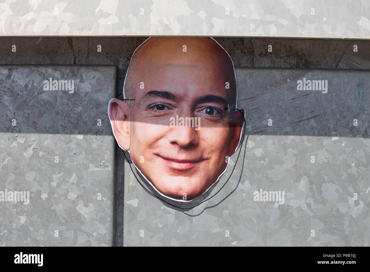 San Fernando de Henares, Spanien. 16. Juli 2018. Maske von Jeff Bezos,  Inhaber von Amazon, während des Streiks gesehen. Der Betriebsrat einen  dreitägigen Streik nach einem Treffen ohne Vereinbarung, in der die