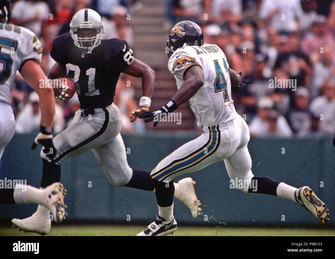 Oakland, Kalifornien, USA. 15 Sep, 1996. Oakland Raiders gegen Jacksonville Jaguars an den Oakland Alameda County Coliseum Sonntag, 15. September 1996. Räuber schlagen Jaguare 17-3. Oakland Raiders wide receiver Tim Braun (81) aus Jacksonville Jaguars Defensive zurück Dave Thomas Credit: Al Golub/ZUMA Draht/Alamy leben Nachrichten Stockfoto