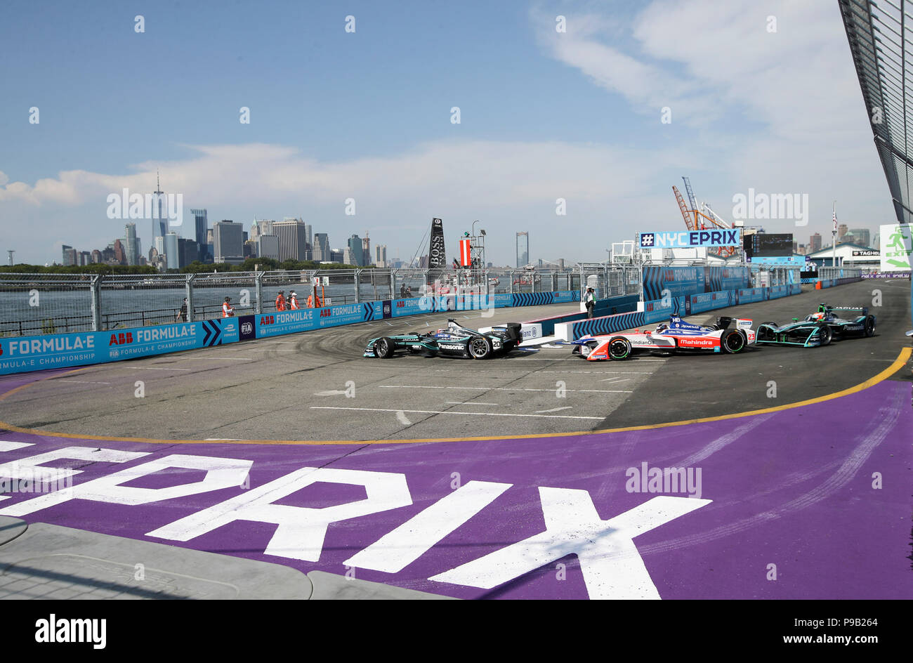 New York, USA. Am 15. Juli 2018. Formel E Autos konkurrieren, während das letzte Rennen der vollelektrischen Formel E Saison in New York, USA, 15. Juli 2018. Credit: Wang Ying/Xinhua/Alamy leben Nachrichten Stockfoto