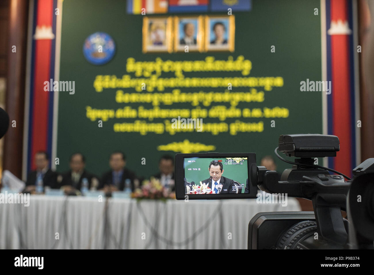 Phnom Penh, Kambodscha. 17. Juli 2018. Eine Kamera gesehen Rundfunk das Event, wo sich der neue unauslöschbarer Tinte vorgestellt wird und am Wahltag verwendet werden des Wählers finnger zu markieren Um mehrere Stimmen zu verhindern. Kambodscha ist mit einem allgemeinen Wahlen am 29. Juli 2018 der derzeitige Premierminister Hun Sen aus der Kambodschanischen Volkspartei, seit 1985 an der Macht zu ersetzen. Credit: Enric Catala Contreras/SOPA Images/ZUMA Draht/Alamy leben Nachrichten Stockfoto