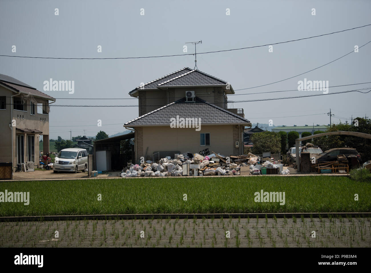 Okayama, Japan. 17. Juli 2018. Ein Haus mit den Hochwasserschäden in Mabicho, Kurashiki, Okayama Präfektur, Japan. Mehr als 200 Tote bei Überschwemmungen und Erdrutschen durch sintflutartige Regenfälle vor mehr als einer Woche verursacht. Am Sonntag kündigte die Regierung das Wetter bei einem extrem schweren Katastrophe bezeichnet werden würde, wodurch Mittel für die Wiederherstellung der betroffenen Gebiete. Aufräumarbeiten und Wiederaufnahme Bemühungen wurden durch extreme Hitze behindert wurde. Quelle: Lba Co.Ltd./Alamy leben Nachrichten Stockfoto