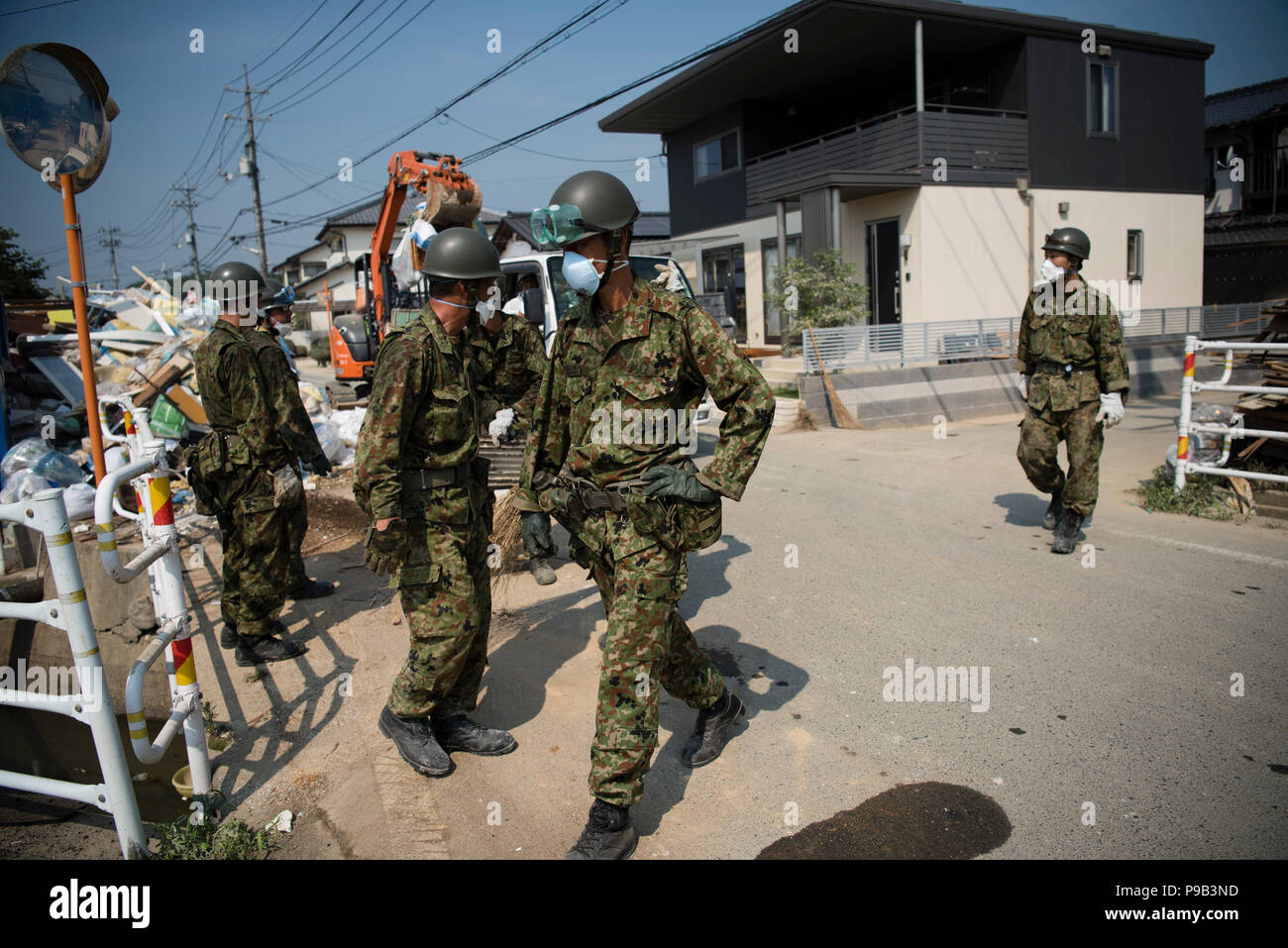 Okayama, Japan. 17. Juli 2018. Soldaten clean up Hochwasserschäden in Mabicho, Kurashiki, Okayama Präfektur, Japan. Mehr als 200 Tote bei Überschwemmungen und Erdrutschen durch sintflutartige Regenfälle vor mehr als einer Woche verursacht. Am Sonntag kündigte die Regierung das Wetter bei einem extrem schweren Katastrophe bezeichnet werden würde, wodurch Mittel für die Wiederherstellung der betroffenen Gebiete. Aufräumarbeiten und Wiederaufnahme Bemühungen wurden durch extreme Hitze behindert wurde. Quelle: Lba Co.Ltd./Alamy leben Nachrichten Stockfoto
