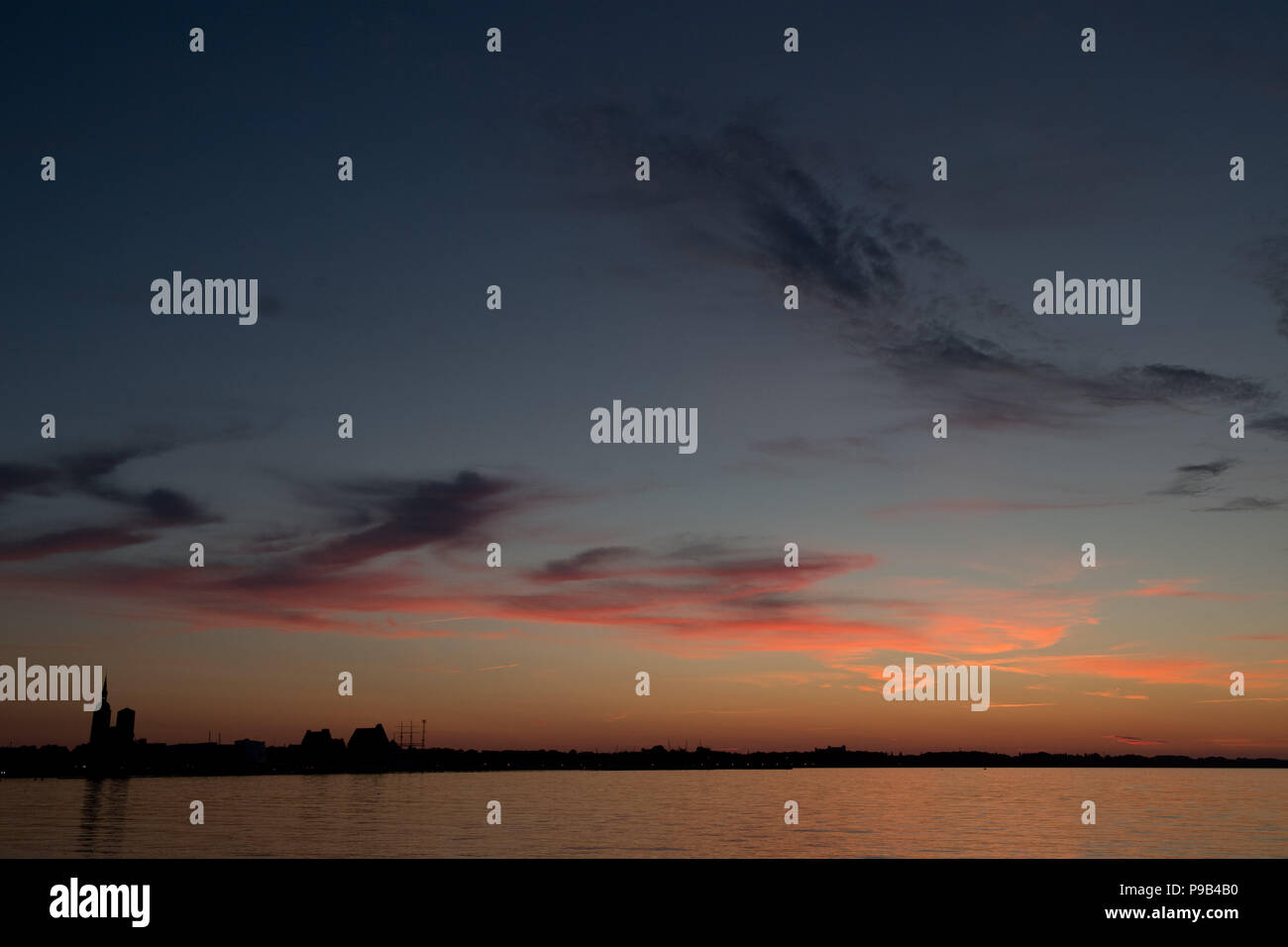 16. Juli 2018, Deutschland, Stralsund: Ein herrlicher Himmel bei Sonnenuntergang silhouetting der Hansestadt. Foto: Stefan Sauer/dpa-Zentralbild/dpa Stockfoto