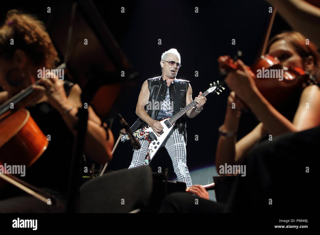 Athen. 16. Juli 2018. Foto am 16 Juli, 2018 zeigt Rudolf Schenker (C), Gründungsmitglied und Gitarrist der deutschen Hard-Rock-Band Scorpions, während Ihre 'Einmal im Leben' Konzert in der Panathenaic Stadion in Athen, Griechenland. Quelle: Chris Kissadjekian/Xinhua/Alamy leben Nachrichten Stockfoto