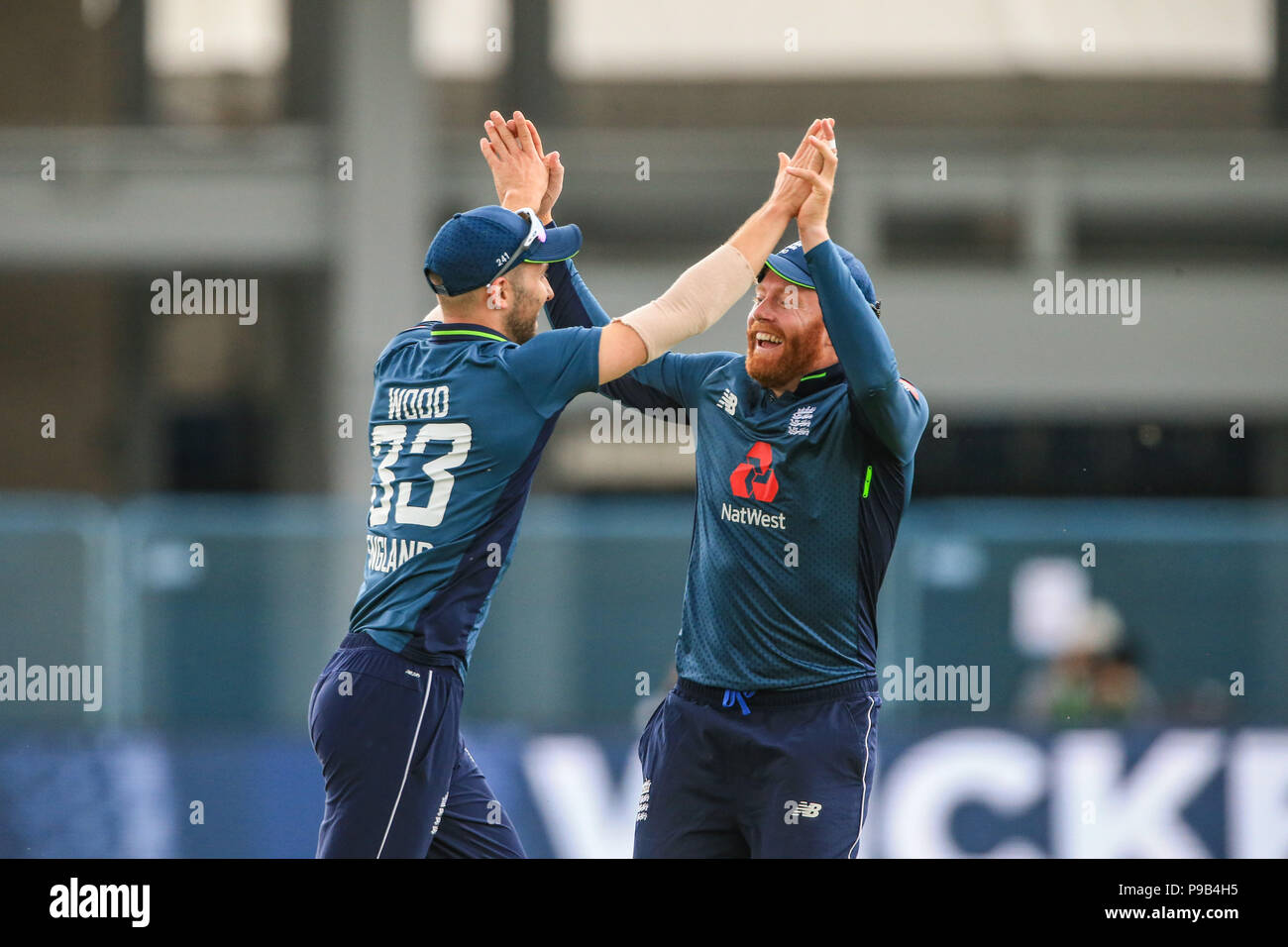 Emerald Leeds, UK. 17. Juli 2018. 17. Juli 2018, Emerald Leeds, 3 ODI Royal London eintägiger Serie, England V Indien; Markierung Holz von England feiert mit Johnny Bristow von England nach dem Fang Rohit Sharma aus Indien zum ersten Wicket Credit: Aktuelles Bilder/Alamy leben Nachrichten Stockfoto