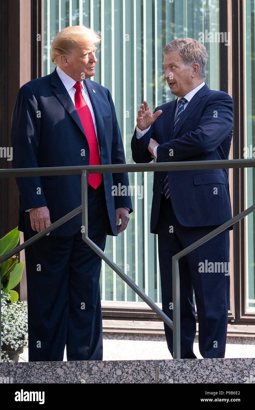 Us-Präsident Donald Trump, Links, und der finnische Präsident Sauli Niinisto am Mantyniemi Residence Juli 16, 2018 in Helsinki, Finnland. Stockfoto