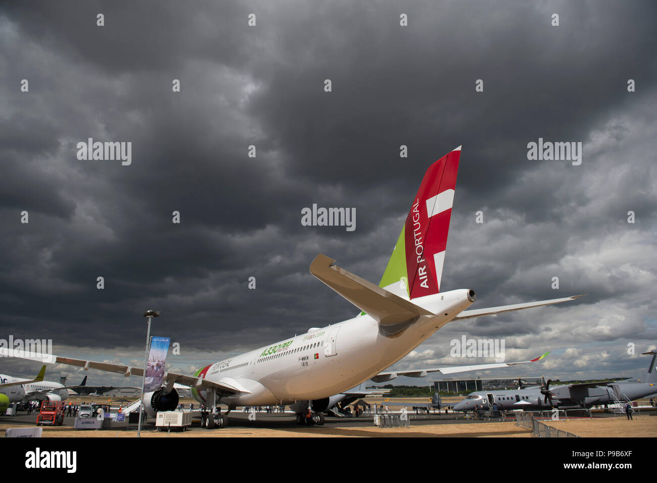 Farnborough, Hampshire, UK. 17 Juli, 2018. Belegt zweiten Tag des alle zwei Jahre stattfindenden Internationalen Handel Farnborough Airshow FIA 2018, offen für Luft- und Raumfahrt und Verteidigung von Käufern und Verkäufern. Credit: Malcolm Park/Alamy Leben Nachrichten. Stockfoto