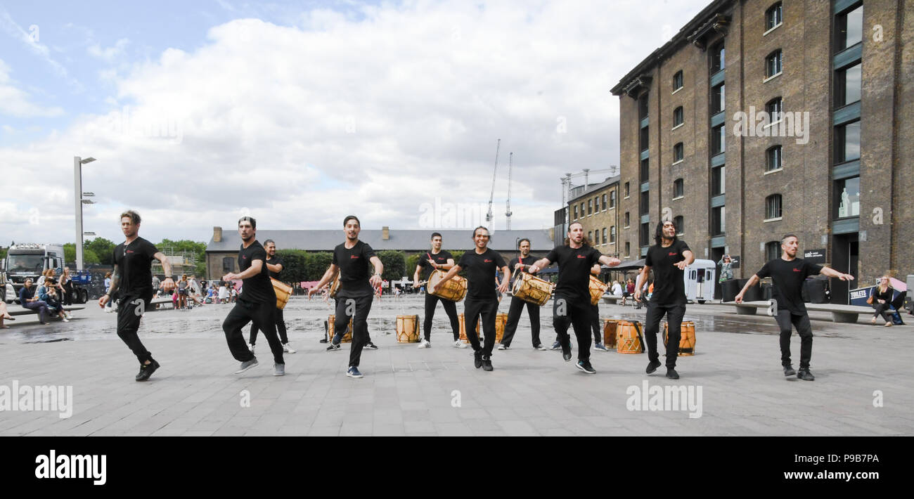 King's Cross, London, UK. 17. Juli 2018. Einen Vorgeschmack auf all-männliche Argentinischen perkussiver Tanz und Musik sensation Che Malamboat Getreidespeicher Platz vor der Eröffnung zeigen Am 18. - 22. Juli Peacock Theatre, London, UK Bild Capital/Alamy leben Nachrichten Stockfoto