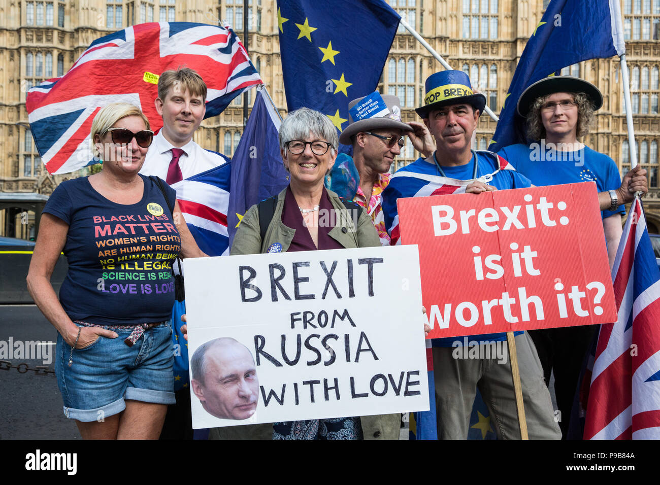 London, Großbritannien. 17. Juli 2018. Julie Ward (c), Europaabgeordneter, steht mit Anti-Brexit Aktivisten von sodem (Stand der Missachtung der Europäischen Bewegung) einschließlich Steve Bray außerhalb der Häuser des Parlaments als Mitglieder des Parlaments über den Handel im inneren. Credit: Mark Kerrison/Alamy leben Nachrichten Stockfoto