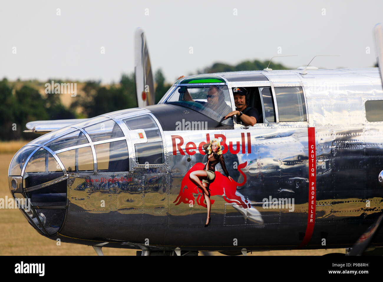 Red Bull North American B 25 J Mitchell Mittlerer Bomber, N6123C. Mannschaft winkt den Massen am Ende der Anzeige. Stockfoto