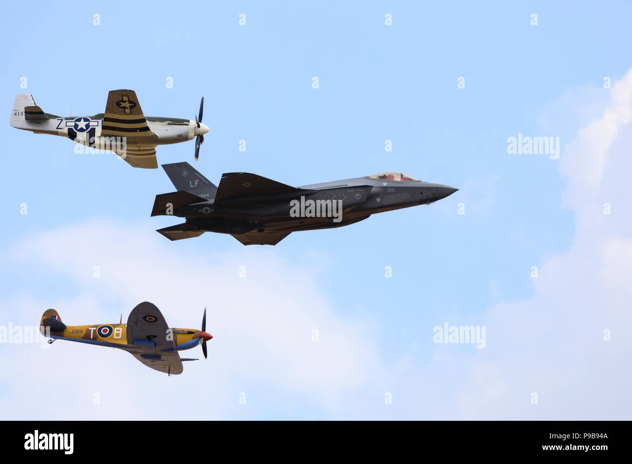 Die "Heritage Flight" eines modernen Lockheed Martin F 35A Lightning II im Formationsflug mit WW2 USAF Nordamerikanischen Mustang und RAF Spitfire Kämpfer Stockfoto