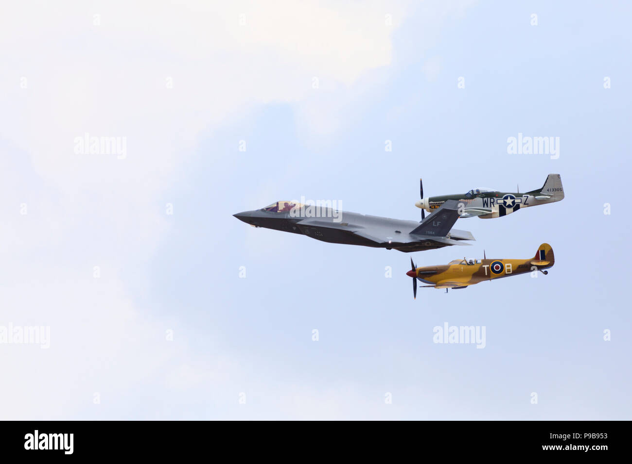 Die "Heritage Flight" eines modernen Lockheed Martin F 35A Lightning II im Formationsflug mit WW2 USAF Nordamerikanischen Mustang und RAF Spitfire Kämpfer Stockfoto
