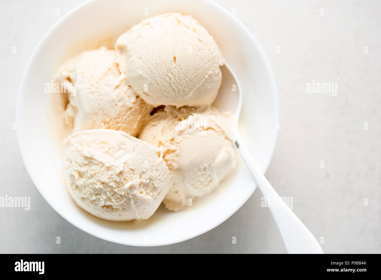 Gesalzen Karamell Eis. Eis mit Lucuma, peruanische Frucht mit natürlichem Karamell-wie Geschmack, Kokosöl & Stevia Stockfoto