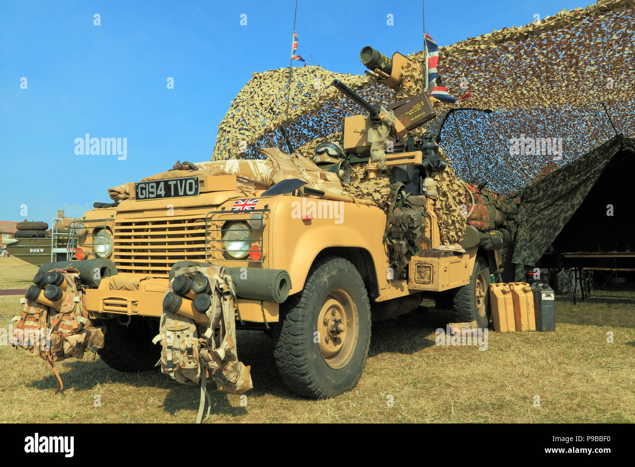 Britische, 1980er Jahre, militärisches Fahrzeug, Jeep, Vintage, britische Armee, Camouflage Netting, Zelt, wie in Afghanistan Krieg diente Stockfoto