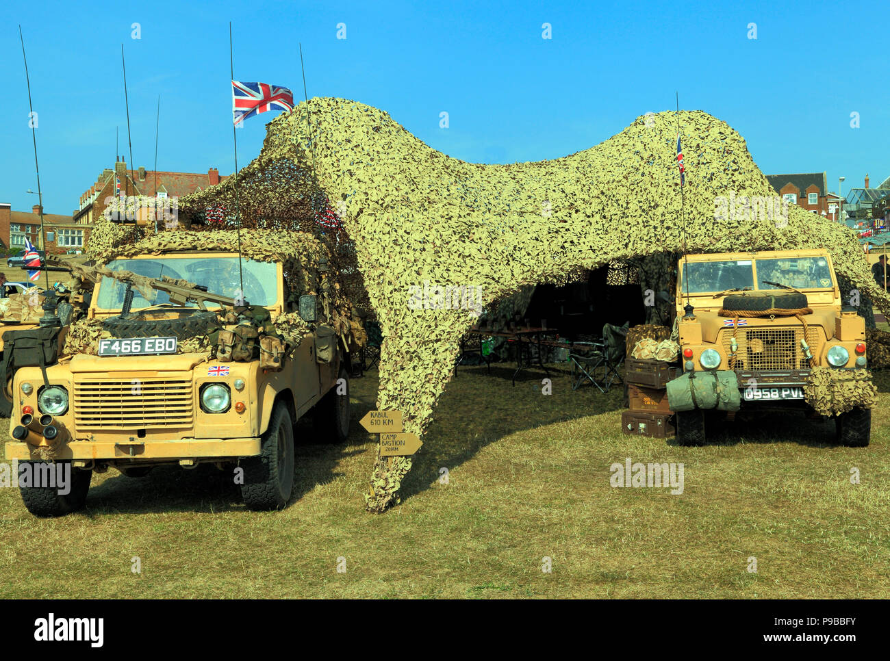 Britische Militär Fahrzeuge, Jeep, Panzerwagen, Camouflage Zelt, 1980 vinatage, der auch in Afghanistan Krieg verwendet Stockfoto