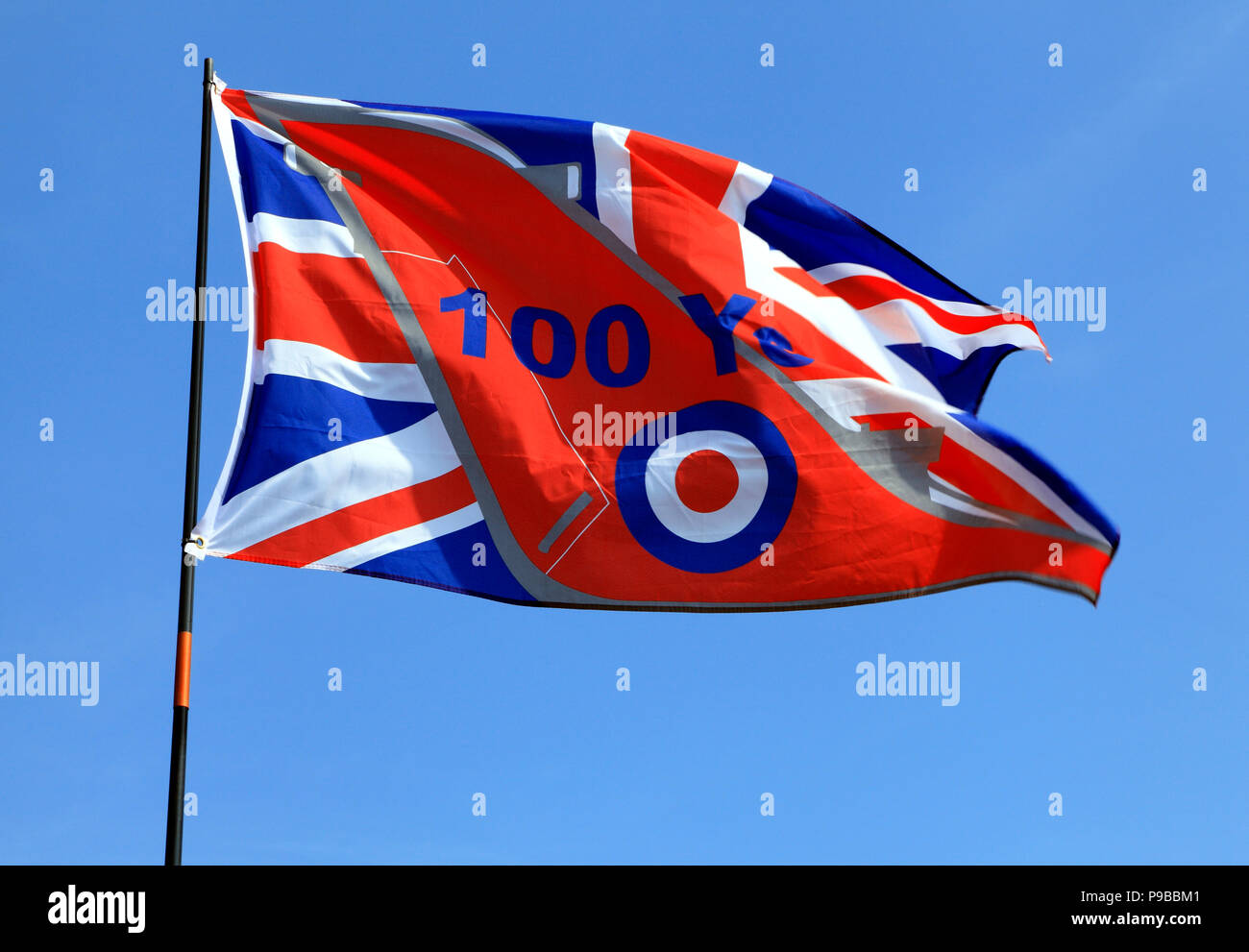 RAF, Royal Air Force, 100 Jahre, 100 Jahre, commemorative Flagge, Union Jack, RAF-Logo Stockfoto