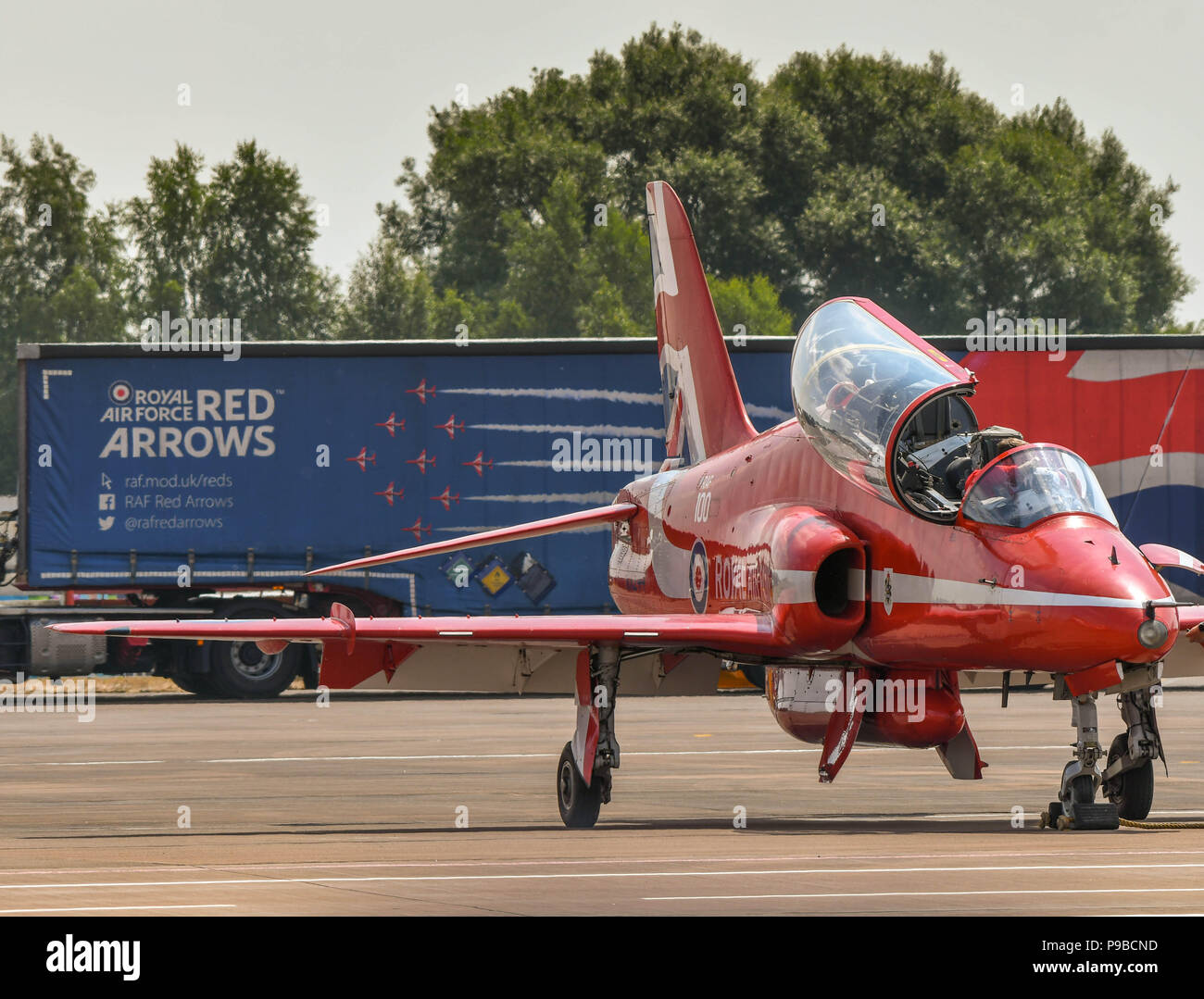 Ein Falke Jet der Royal Air Force aerobatic Team, die roten Pfeile, an der Royal International Air Tattoo 2018. Das Team der Lkw im Hintergrund Stockfoto