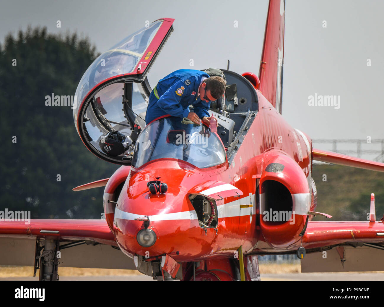 Ein Falke Jet der Royal Air Force aerobatic Team, die roten Pfeile, an der Royal International Air Tattoo 2018. Ein Ingenieur ist die Reinigung der Frontscheibe Stockfoto
