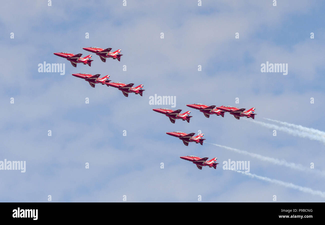 Alle neun Hawk Jets der Royal Air Force aerobatic Team, die roten Pfeile, die sich in der Ausbildung an der Royal International Air Tattoo 2018 Flying Stockfoto