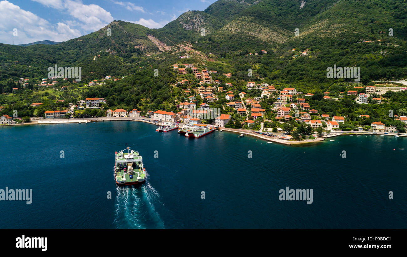 Antenne schönen Blick von oben auf die Bucht von Kotor und regelmäßige Fähre von Lepetane, um Kamenari durch einen sonnigen Nachmittag Stockfoto