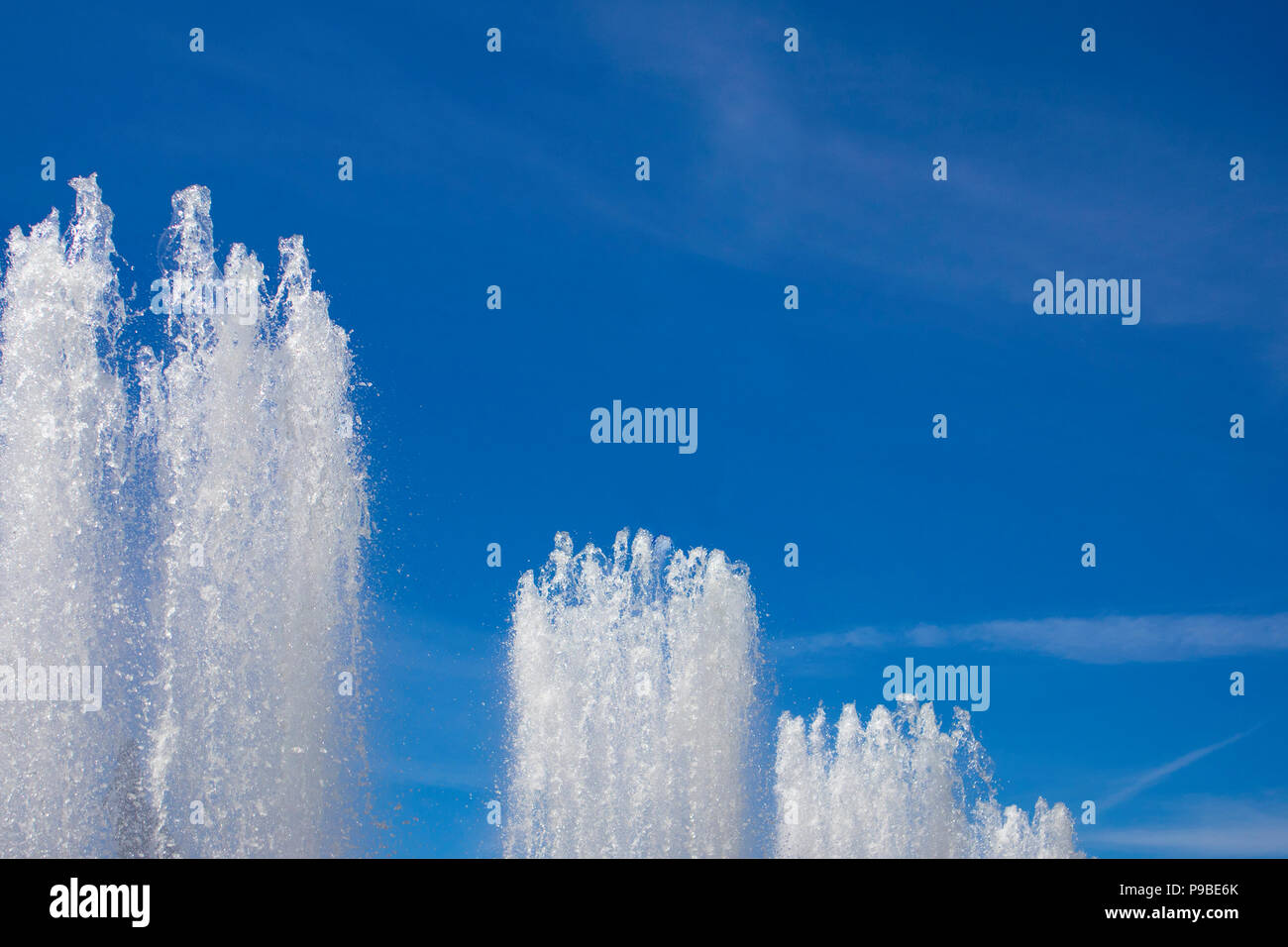 Gipfel der großen Brunnen Düsen sprudeln nach oben gegen den blauen Himmel als Hintergrund verwendet werden Stockfoto