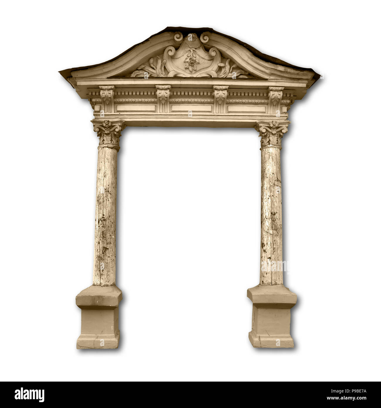 Portikus Eingang mit hölzernen Säulen mit Schatten auf weißem Hintergrund Stockfoto