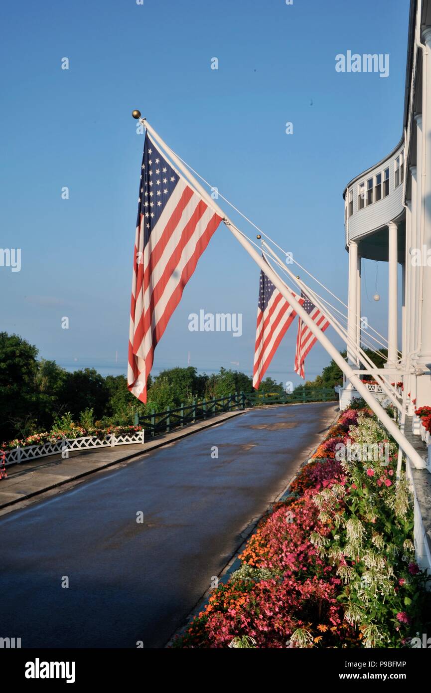 Weltweit längste Veranda bei Sonnenaufgang am Historischen Grand Hotel resort insel (und State Park) von Mackinac Island, Michigan, USA. Stockfoto