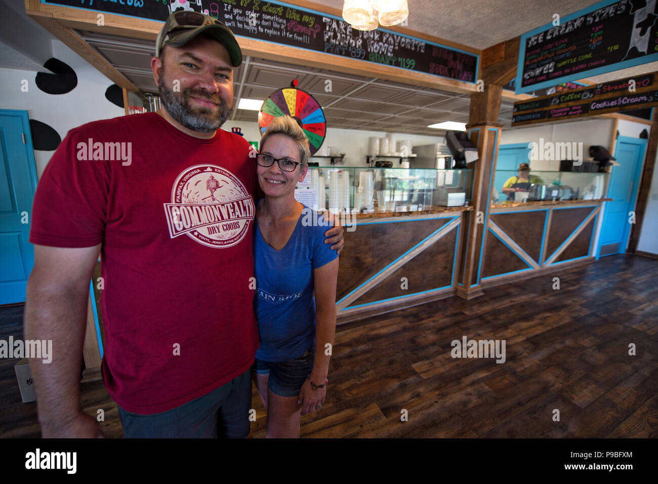 UNITED STATES: 16. Juli 2018: Der Mönch bbq Besitzer Brian und Kirsten Jenkins geöffnet Gespitzt Kuh Molkerei im Mai über ihren BBQ Restaurant in Purcellville Stockfoto