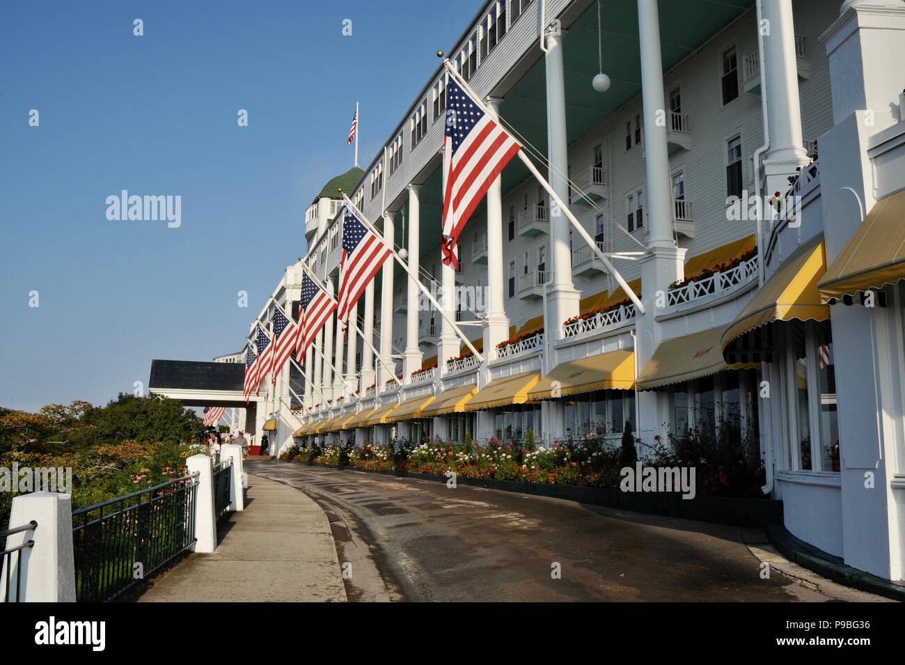 Weltweit längste Veranda bei Sonnenaufgang am Historischen Grand Hotel resort insel (und State Park) von Mackinac Island, Michigan, USA. Stockfoto