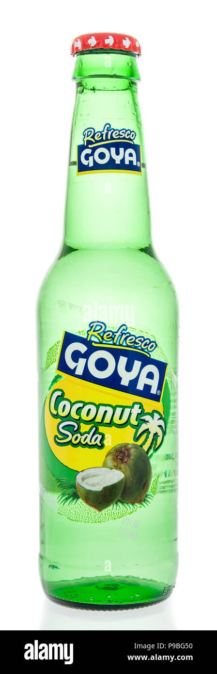 Winneconne, WI - 7. Juli 2018: eine Flasche von Goya coconut Soda Drink auf einer isolierten Hintergrund. Stockfoto