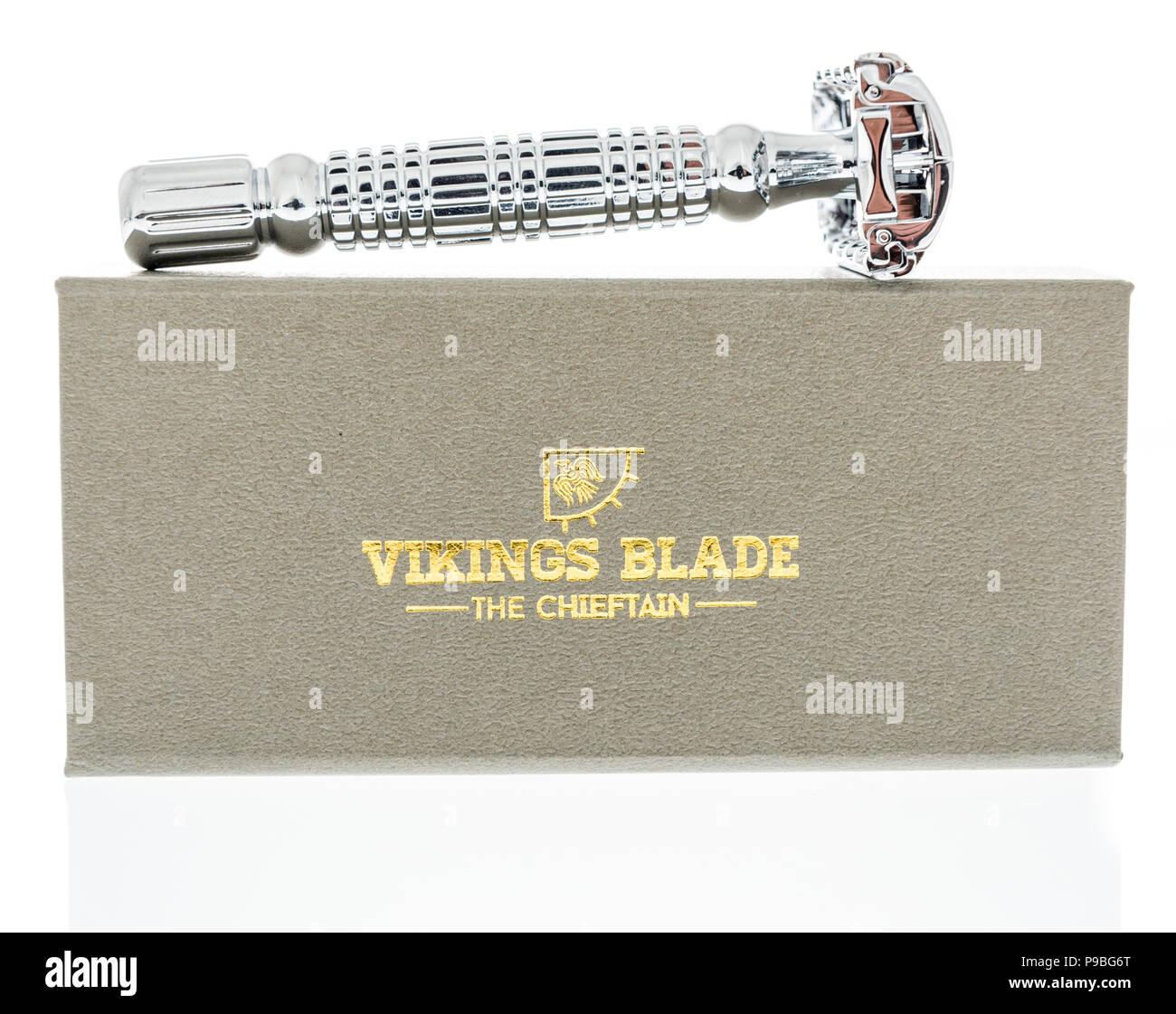 Winneconne, WI - 13. Juli 2018: ein Paket von einem Wikinger Blade der Häuptling safety razor auf einem isolierten Hintergrund. Stockfoto