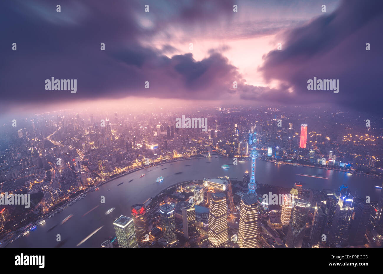 Shanghai Skyline der Stadt, mit Blick auf die Wolkenkratzer von Pudong und den Fluss Huangpu. Shanghai, China. Stockfoto
