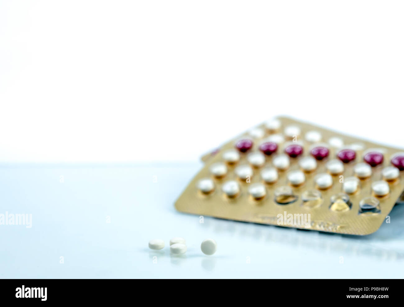 Orale Kontrazeptiva. Die antibabypille. Hormone für die Empfängnisverhütung. Die Familienplanung, die hormonelle Akne, frauenarzt Konzept. Eisprung auf Geburt cont Stockfoto