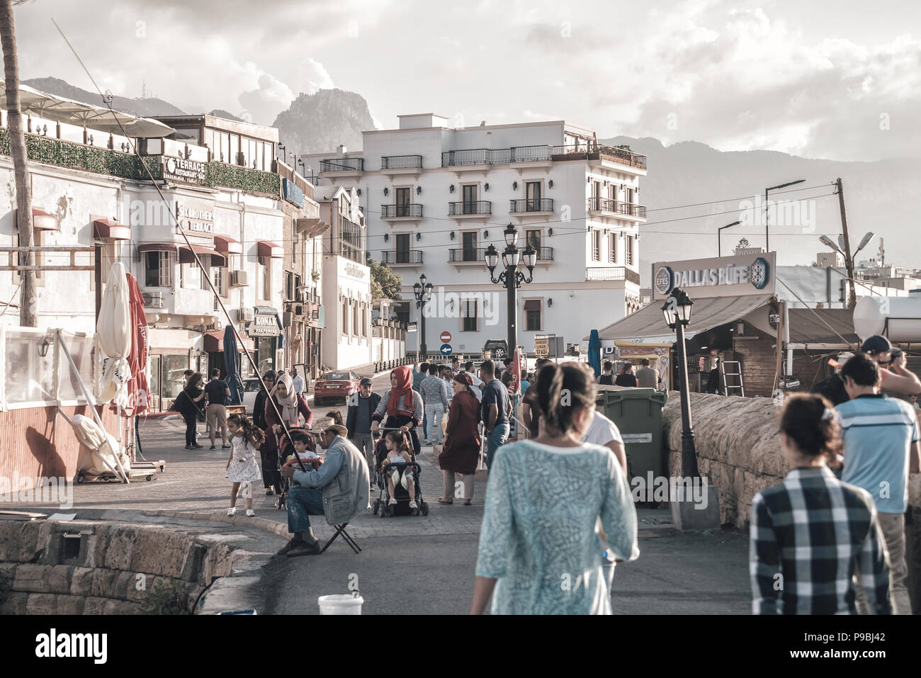 KYRENIA, Zypern - 12. MAI 2018: Menschenmassen Spaziergang entlang am Stockfoto