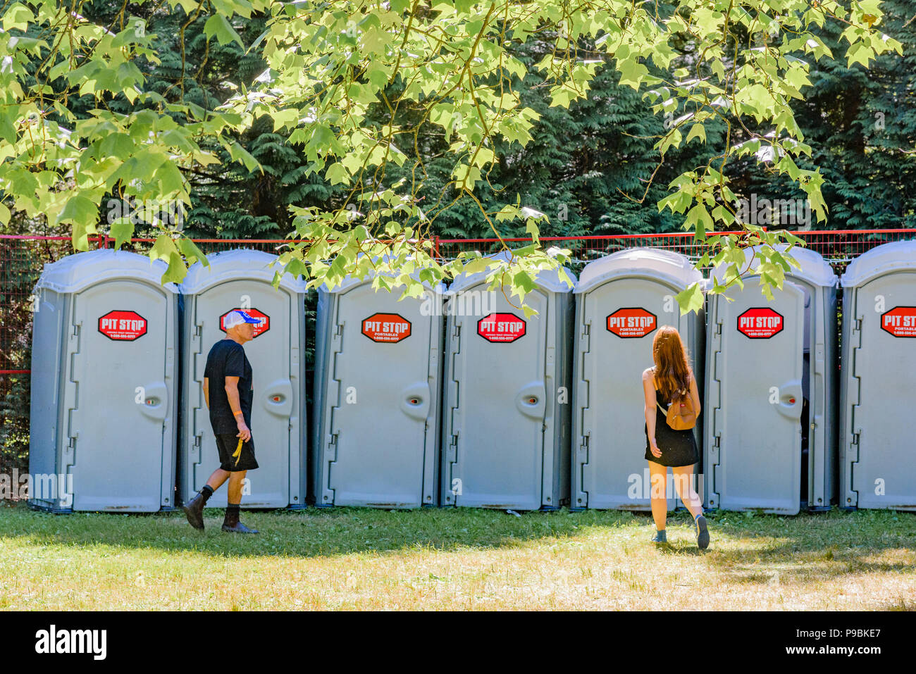 Reihe von mobilen Toiletten am Festival Stockfoto