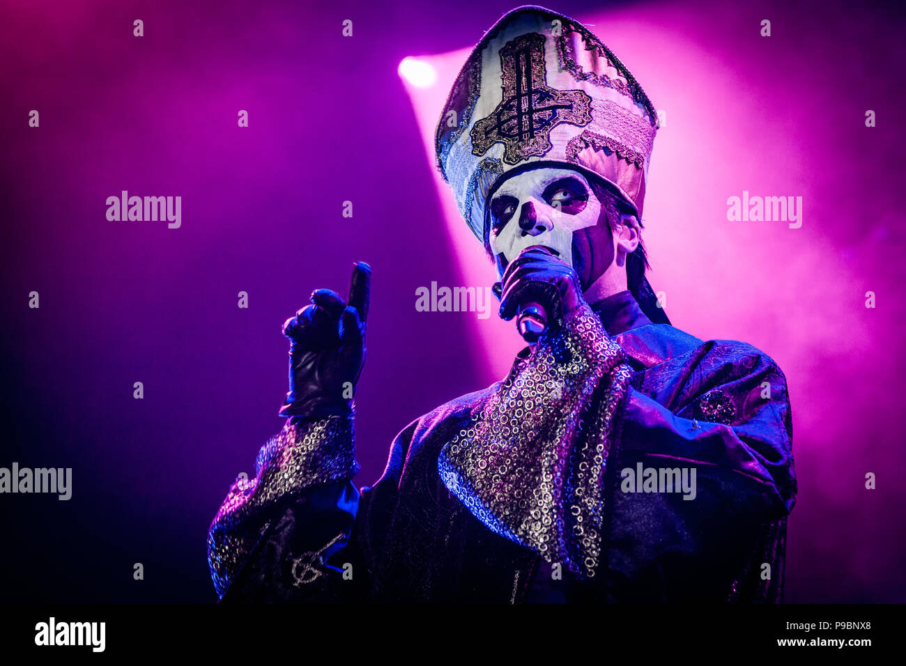 Schwedische Rock Band Ghost auf der Bühne im Jahr 2015 Copenhell Metal Festival. Hier Sänger Tobias Forge-aka Papa Emeritus III Stockfoto