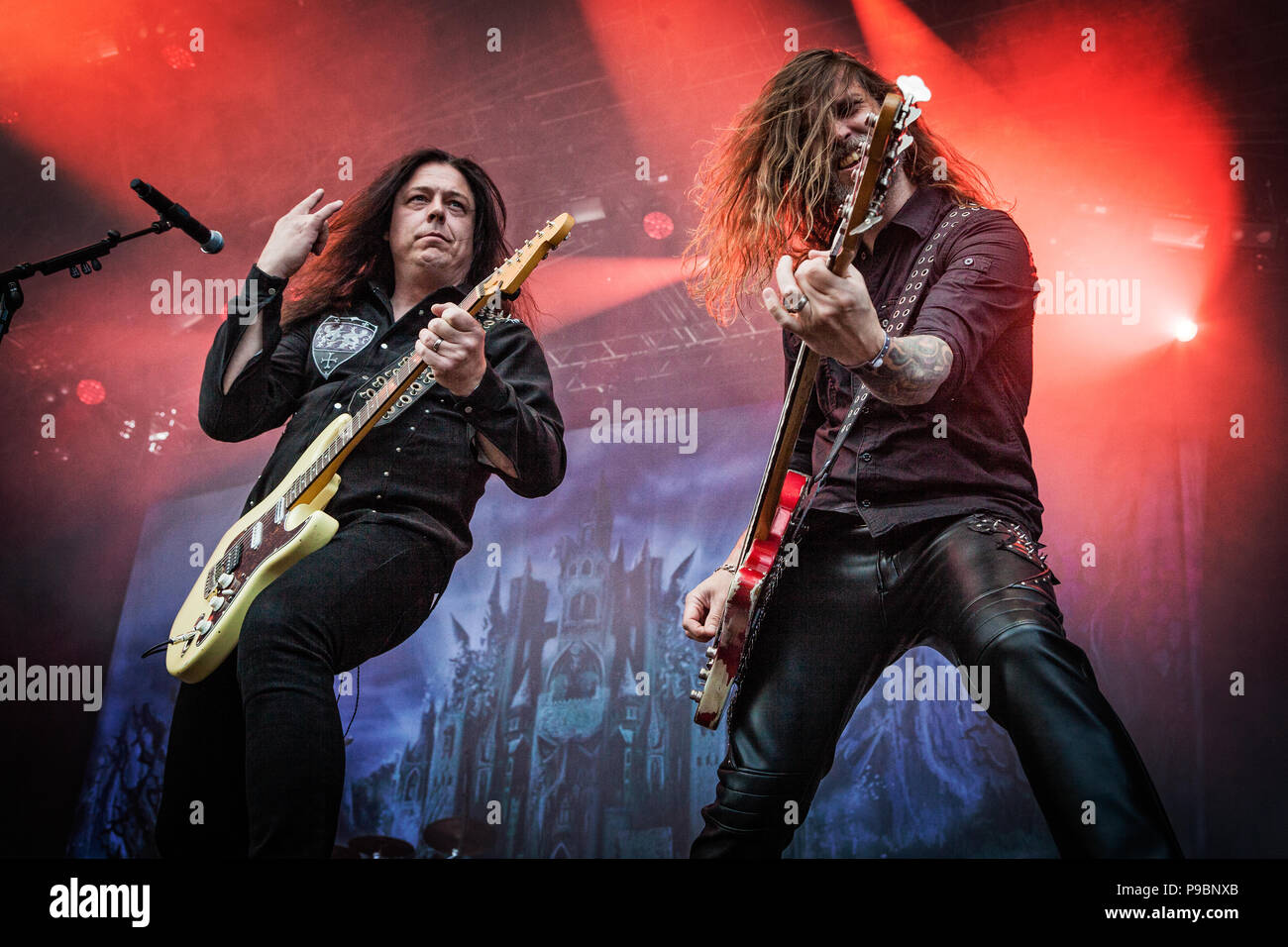 Die schwedische Heavy Metal Band HammerFall auf der Bühne im Jahr 2015 Copenhell Metal Festival. Stockfoto