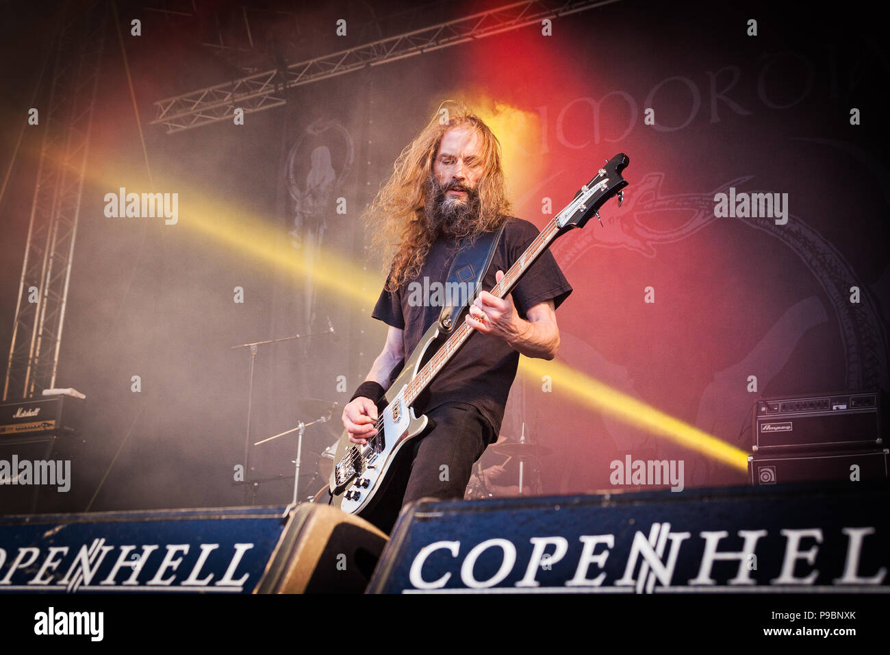 Irische extreme Metal Band Primordialen führt auf dem 2015 Copenhell Metal Festival. Hier Bass Player Pól MacAmhlaigh Stockfoto
