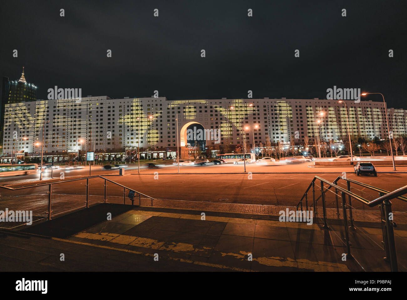 Nacht Blick zum Haus der Ministerien mit Werbung für den 9. Mai in Astana, Kasachstan Stockfoto