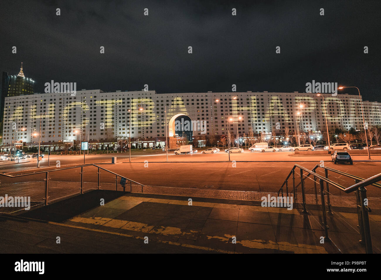 Nacht Blick zum Haus der Ministerien mit Werbung für den 9. Mai in Astana, Kasachstan Stockfoto