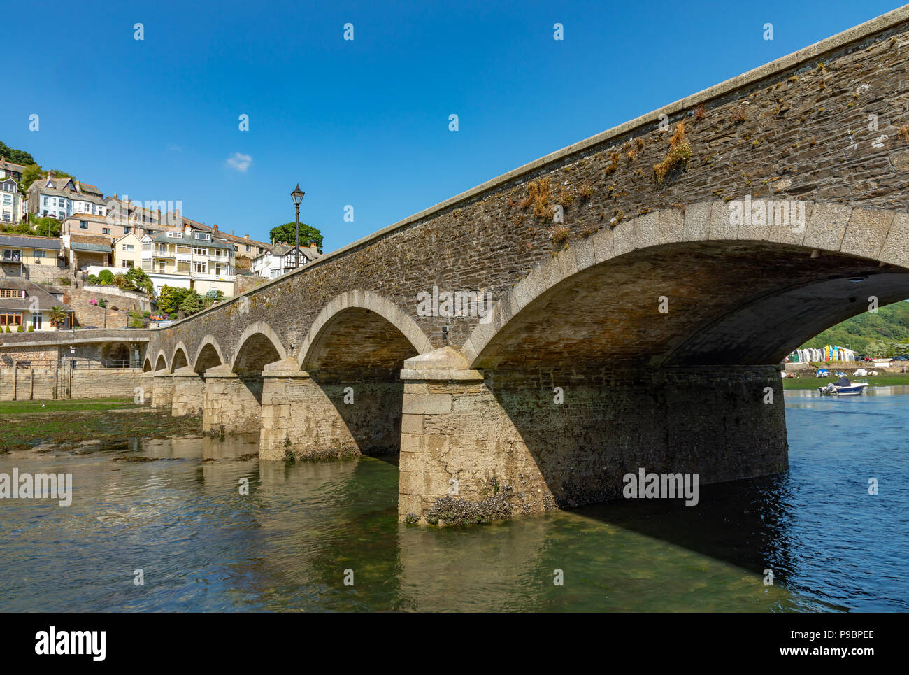 Looe, Cornwall England Juli 12, 2018 Brücke über den East Looe River in Ost und West Looe Stockfoto