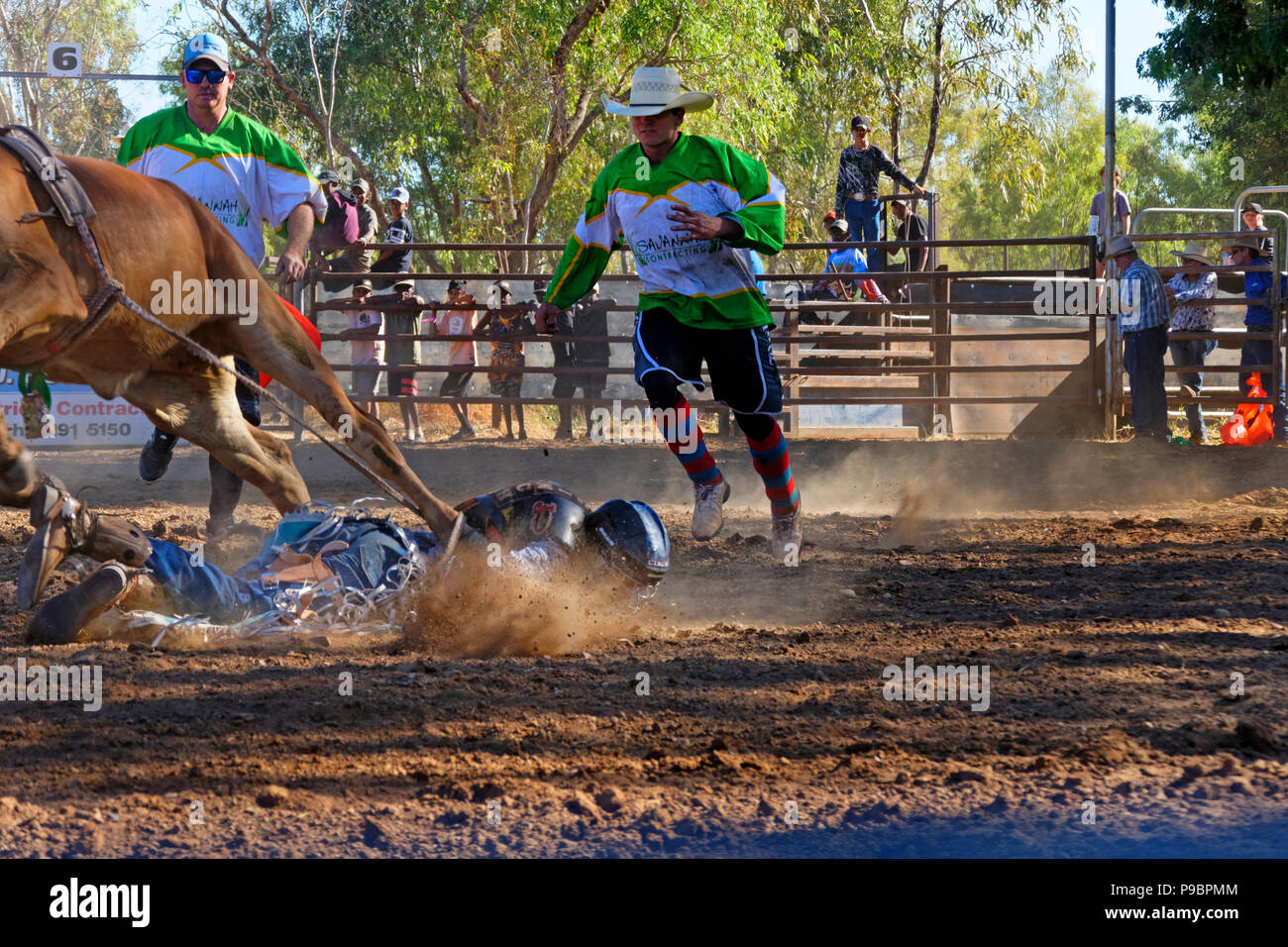 Rodeo Reiter geworfen, von einem bullr zu Boden, Fitzroy Crossing, Kimberley, Nordwesten Australien Stockfoto