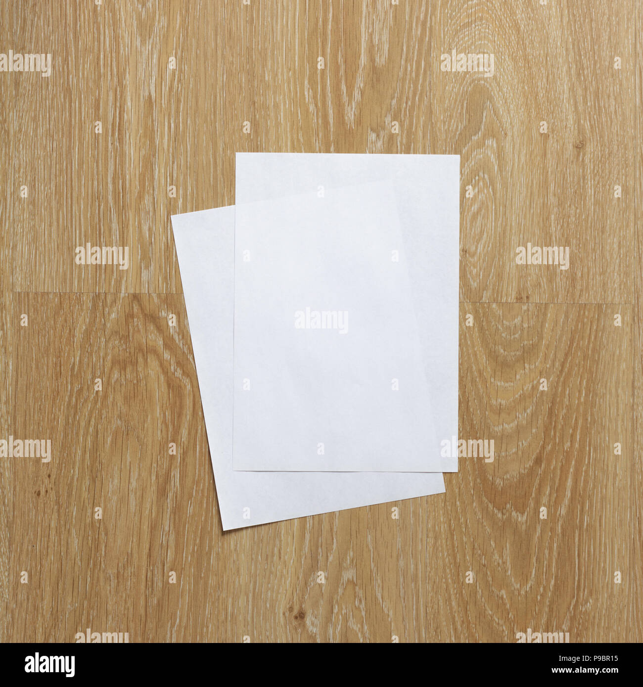 Zwei leere Blatt Papier im Hochformat auf hölzernen Hintergrund Stockfoto