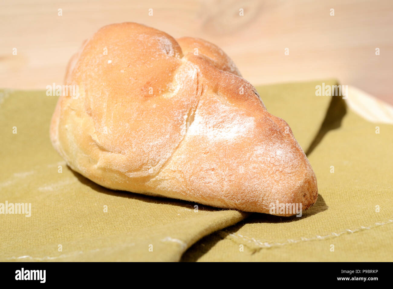 Frisch gebackene Brötchen auf einem hellen Hintergrund Stockfoto