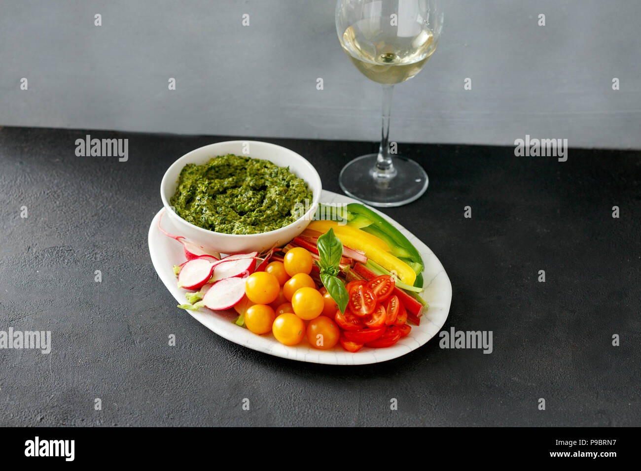 Gemüse Snacks für Wein mit Pesto und Glas Weißwein Stockfoto