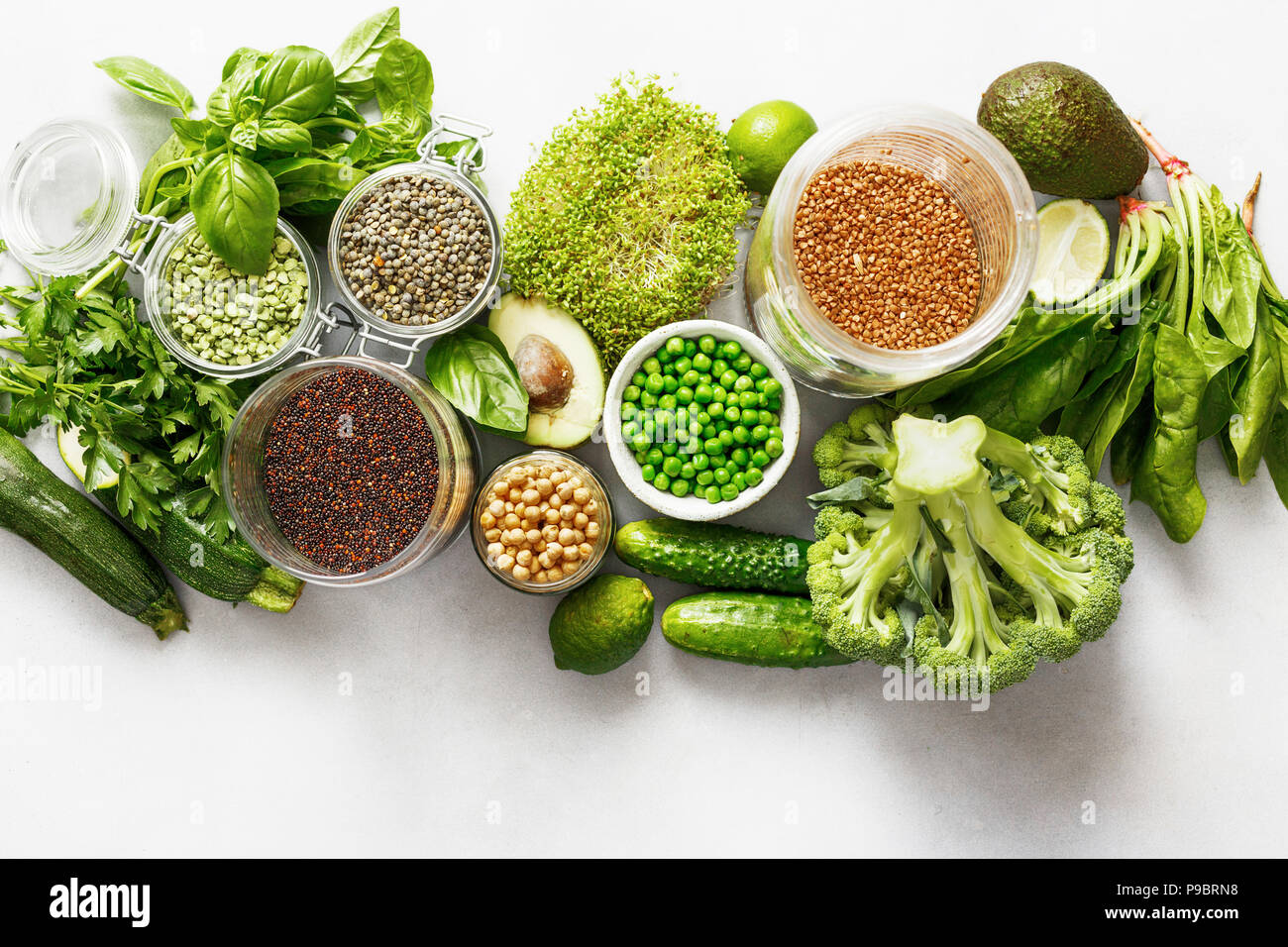 Raw Set Gemüse und Getreideprodukte Eiweißquelle für Vegetarier: Gurke,  Luzern, Zucchini, Spinat, Basilikum, grüne Erbsen, Avocado, Brokkoli, l  Stockfotografie - Alamy