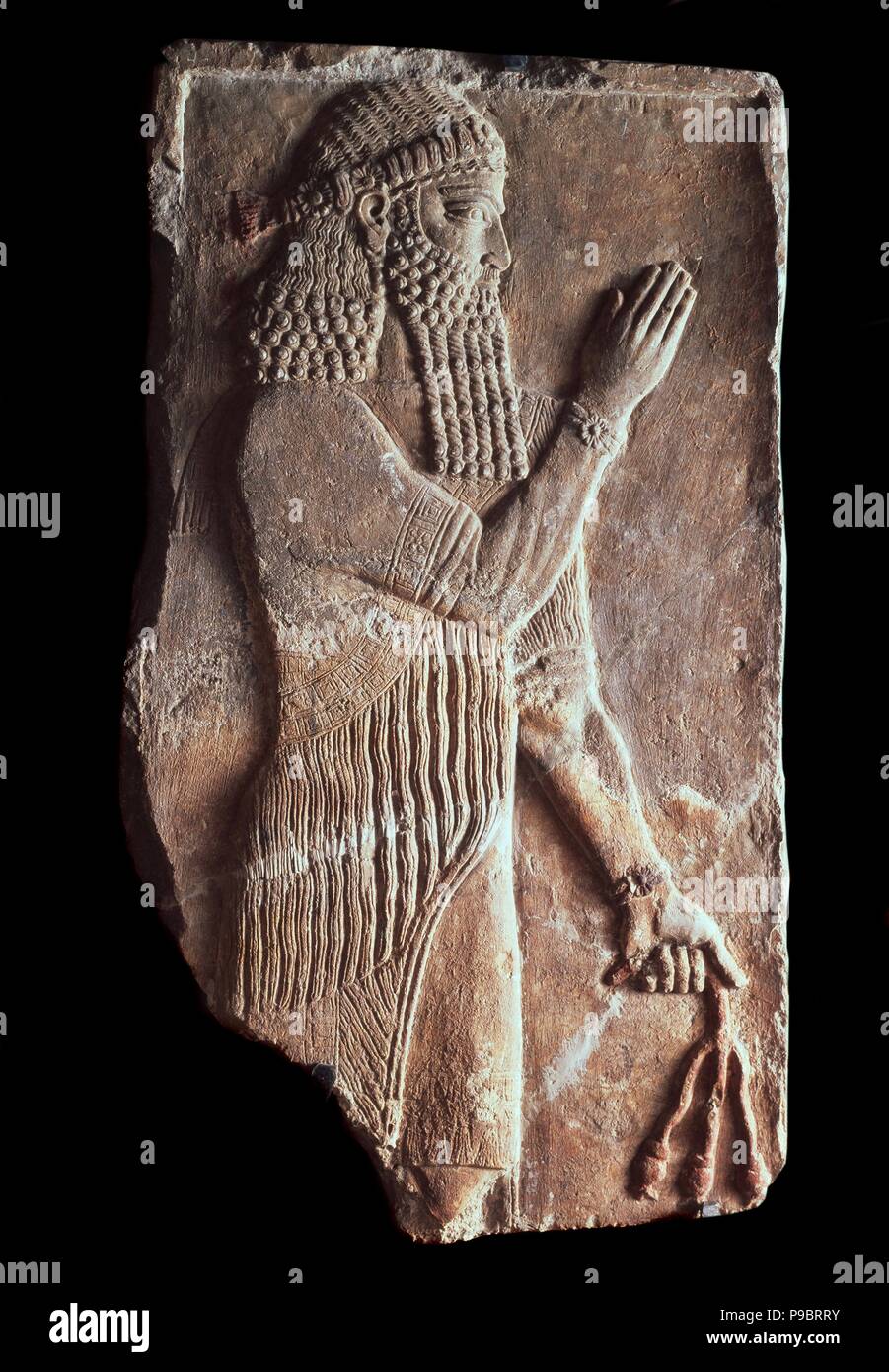 Priester mit einem Zweig von pomergranate Baum. Detail einer Entlastung vom Palast der Assyrische König Sargon II. Museum: Staatliche Eremitage, St. Petersburg. Stockfoto